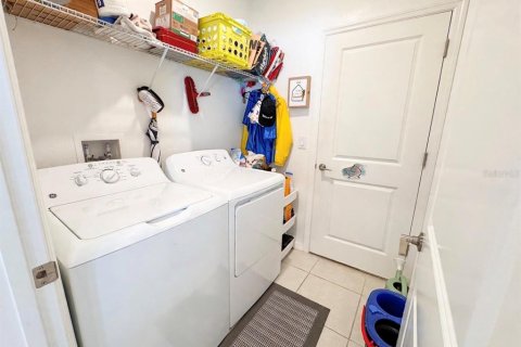 Casa en venta en Zephyrhills, Florida, 5 dormitorios, 205.96 m2 № 2316880 - foto 13
