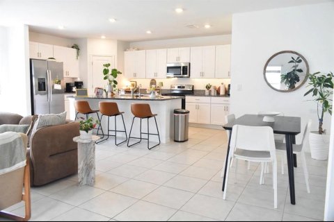 Casa en venta en Zephyrhills, Florida, 5 dormitorios, 205.96 m2 № 2316880 - foto 9