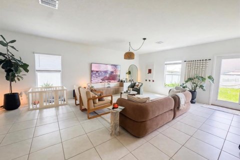 Casa en venta en Zephyrhills, Florida, 5 dormitorios, 205.96 m2 № 2316880 - foto 7
