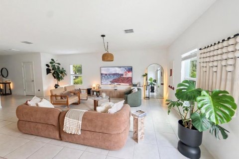 Casa en venta en Zephyrhills, Florida, 5 dormitorios, 205.96 m2 № 2316880 - foto 6
