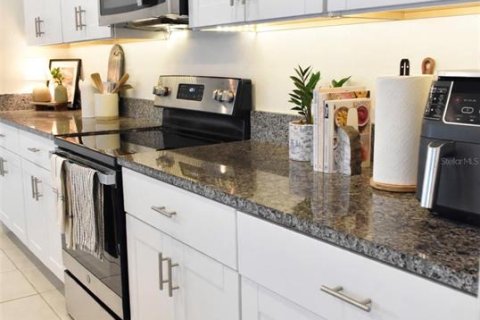 Casa en venta en Zephyrhills, Florida, 5 dormitorios, 205.96 m2 № 2316880 - foto 10
