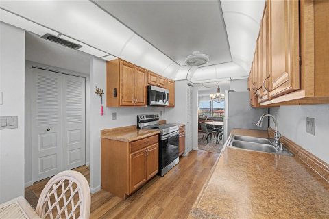 Condo in Clearwater, Florida, 2 bedrooms  № 2211335 - photo 8