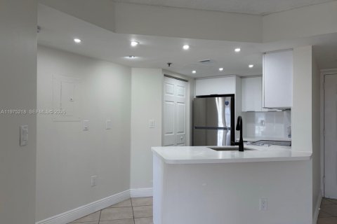 Condo in Miami, Florida, 1 bedroom  № 2043108 - photo 2