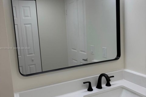 Condo in Miami, Florida, 1 bedroom  № 2043108 - photo 8