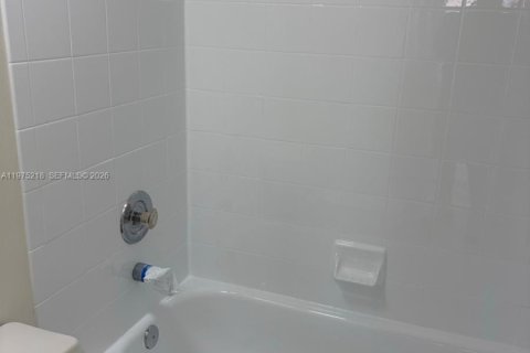 Condo in Miami, Florida, 1 bedroom  № 2043108 - photo 9