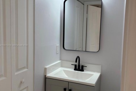 Condo in Miami, Florida, 1 bedroom  № 2043108 - photo 4