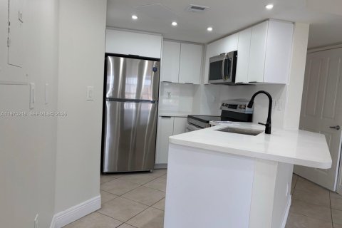 Condo in Miami, Florida, 1 bedroom  № 2043108 - photo 3