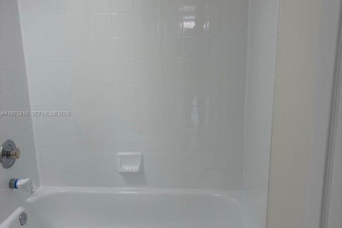 Condo in Miami, Florida, 1 bedroom  № 2043108 - photo 10