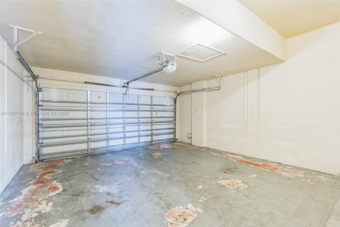 House in Miami, Florida 5 bedrooms, 305.28 sq.m. № 1823726 - photo 24