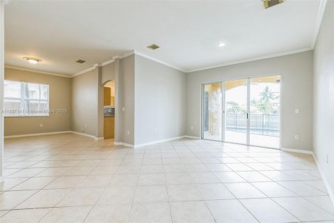 House in Miami, Florida 5 bedrooms, 305.28 sq.m. № 1823726 - photo 23