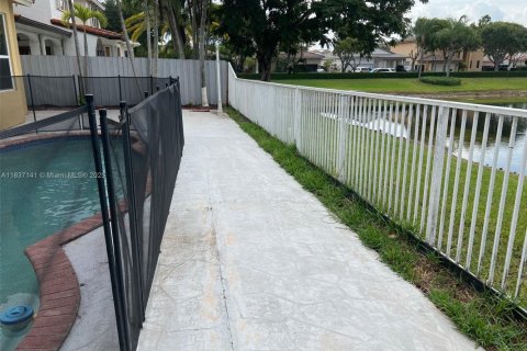 House in Miami, Florida 5 bedrooms, 305.28 sq.m. № 1823726 - photo 10