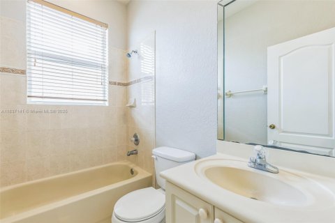 House in Miami, Florida 5 bedrooms, 305.28 sq.m. № 1823726 - photo 12