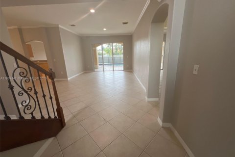 House in Miami, Florida 5 bedrooms, 305.28 sq.m. № 1823726 - photo 4