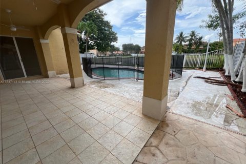 House in Miami, Florida 5 bedrooms, 305.28 sq.m. № 1823726 - photo 8