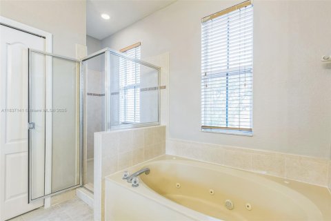 House in Miami, Florida 5 bedrooms, 305.28 sq.m. № 1823726 - photo 16