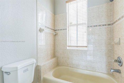 House in Miami, Florida 5 bedrooms, 305.28 sq.m. № 1823726 - photo 11