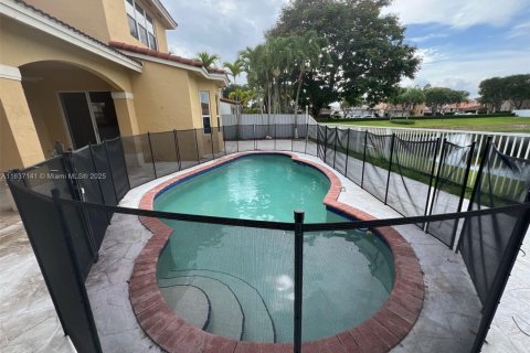 House in Miami, Florida 5 bedrooms, 305.28 sq.m. № 1823726 - photo 9