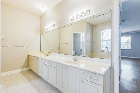 House in Miami, Florida 5 bedrooms, 305.28 sq.m. № 1823726 - photo 14
