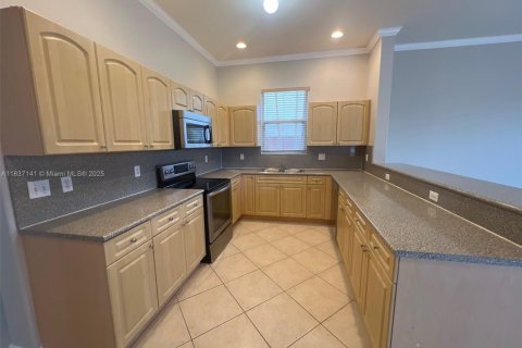 House in Miami, Florida 5 bedrooms, 305.28 sq.m. № 1823726 - photo 2