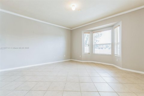 House in Miami, Florida 5 bedrooms, 305.28 sq.m. № 1823726 - photo 25