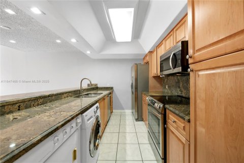 Townhouse in Pembroke Pines, Florida 2 bedrooms, 122.45 sq.m. № 1847671 - photo 12