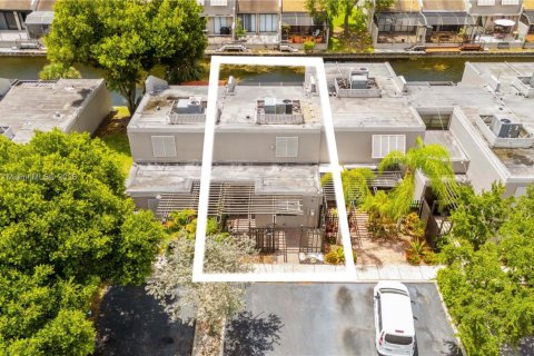 Townhouse in Pembroke Pines, Florida 2 bedrooms, 122.45 sq.m. № 1847671 - photo 3