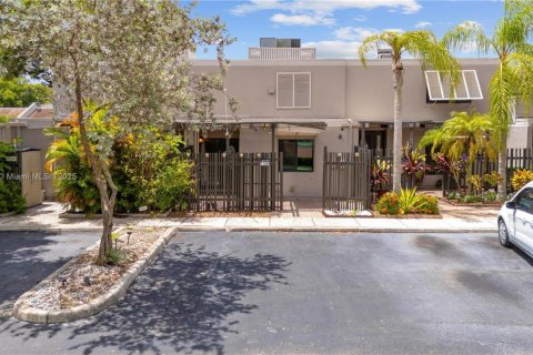 Townhouse in Pembroke Pines, Florida 2 bedrooms, 122.45 sq.m. № 1847671 - photo 2