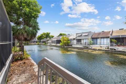 Townhouse in Pembroke Pines, Florida 2 bedrooms, 122.45 sq.m. № 1847671 - photo 4
