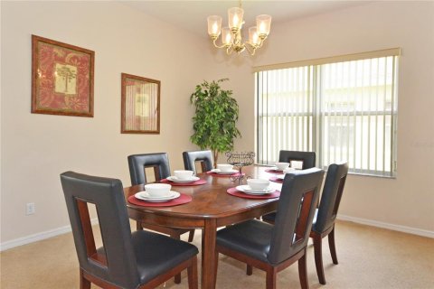 House in Davenport, Florida 5 bedrooms, 242.57 sq.m. № 2400327 - photo 9