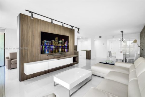 Copropriété à louer à Hallandale Beach, Floride: 2 chambres, 99.87 m2 № 1999033 - photo 20