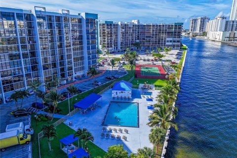 Copropriété à louer à Hallandale Beach, Floride: 2 chambres, 99.87 m2 № 1999033 - photo 11