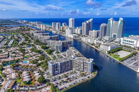 Copropriété à louer à Hallandale Beach, Floride: 2 chambres, 99.87 m2 № 1999033 - photo 2