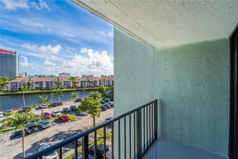 Copropriété à louer à Hallandale Beach, Floride: 2 chambres, 99.87 m2 № 1999033 - photo 12