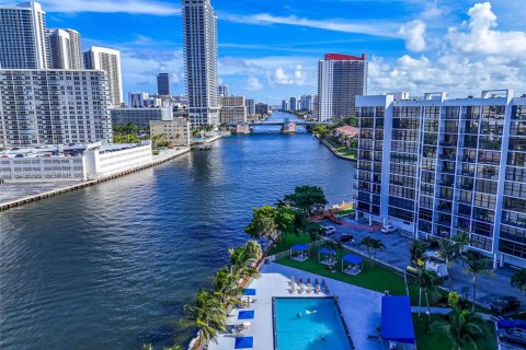Copropriété à louer à Hallandale Beach, Floride: 2 chambres, 99.87 m2 № 1999033 - photo 10