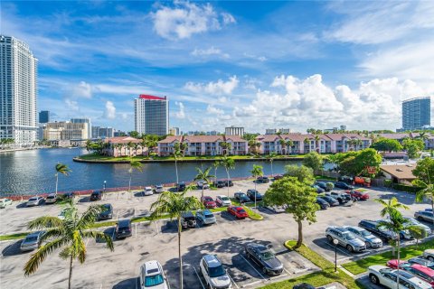 Copropriété à louer à Hallandale Beach, Floride: 2 chambres, 99.87 m2 № 1999033 - photo 14