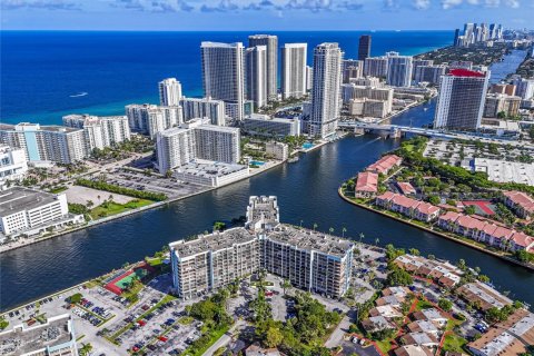 Copropriété à louer à Hallandale Beach, Floride: 2 chambres, 99.87 m2 № 1999033 - photo 6