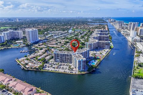 Copropriété à louer à Hallandale Beach, Floride: 2 chambres, 99.87 m2 № 1999033 - photo 3