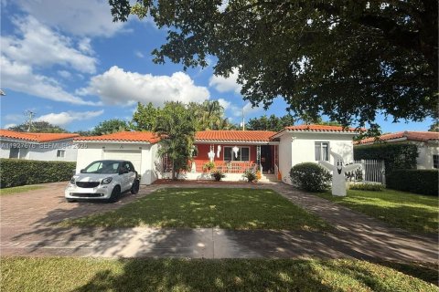 Снять в аренду виллу или дом в Корал-Гейблс, Флорида 3 спальни, 204.38м2, № 1988106 - фото 3