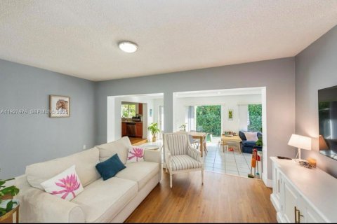 Снять в аренду виллу или дом в Корал-Гейблс, Флорида 3 спальни, 204.38м2, № 1988106 - фото 4