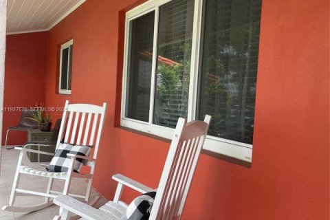 Снять в аренду виллу или дом в Корал-Гейблс, Флорида 3 спальни, 204.38м2, № 1988106 - фото 11