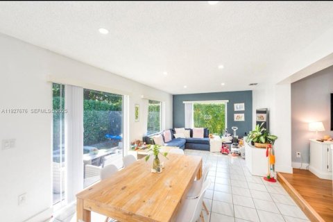 Снять в аренду виллу или дом в Корал-Гейблс, Флорида 3 спальни, 204.38м2, № 1988106 - фото 1