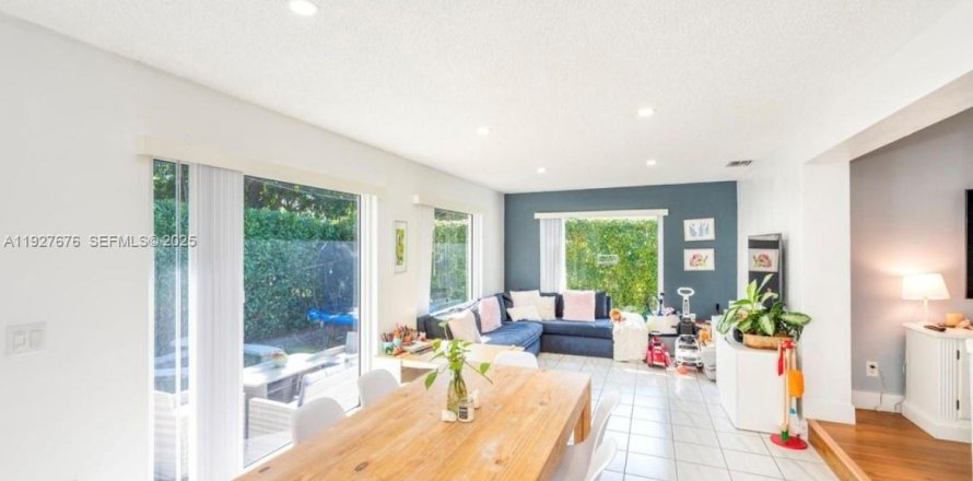 Дом в Корал-Гейблс, Флорида 3 спальни, 204.38м2 № 1988106