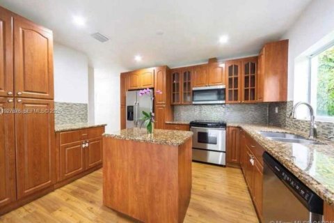 Снять в аренду виллу или дом в Корал-Гейблс, Флорида 3 спальни, 204.38м2, № 1988106 - фото 2