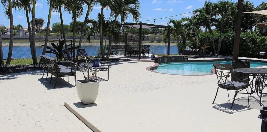 House in Miami, Florida 4 bedrooms, 210.52 sq.m. № 1752431