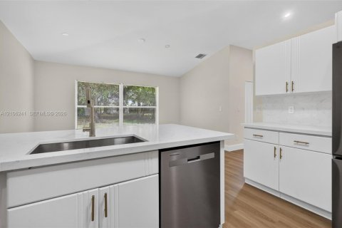 Villa ou maison à vendre à Miramar, Floride: 3 chambres, 155.33 m2 № 2414687 - photo 12