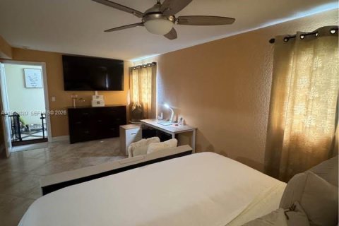 Casa en venta en Palm Springs, Florida, 2 dormitorios, 51.19 m2 № 2031873 - foto 10