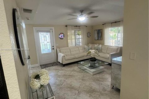 Casa en venta en Palm Springs, Florida, 2 dormitorios, 51.19 m2 № 2031873 - foto 3