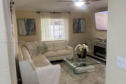 Casa en venta en Palm Springs, Florida, 2 dormitorios, 51.19 m2 № 2031873 - foto 6