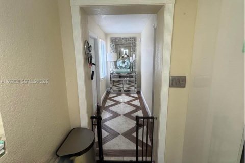 Casa en venta en Palm Springs, Florida, 2 dormitorios, 51.19 m2 № 2031873 - foto 4