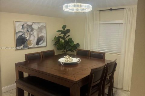 Casa en venta en Palm Springs, Florida, 2 dormitorios, 51.19 m2 № 2031873 - foto 8